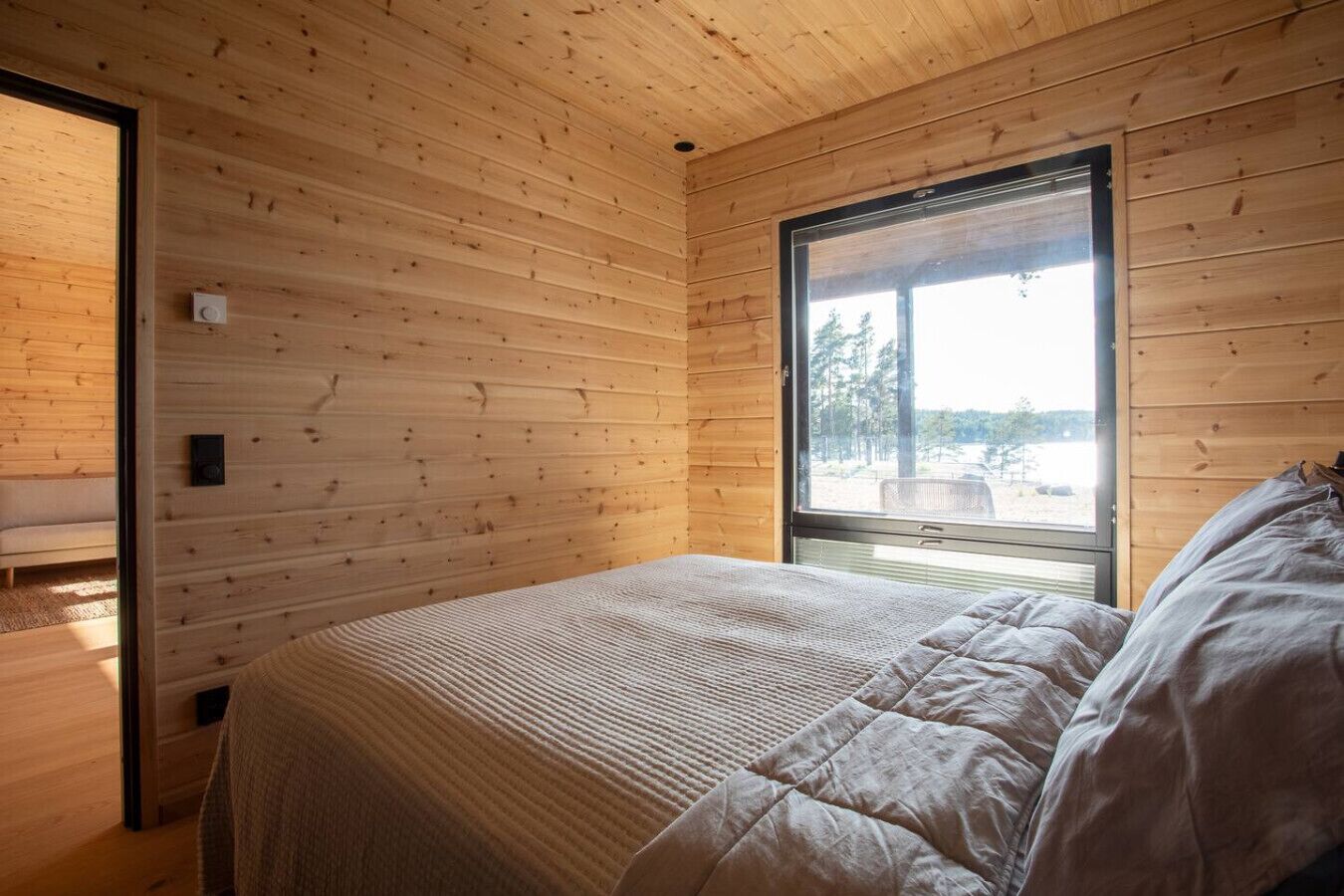 Cuna de viaje, wifi gratis y ropa de cama 