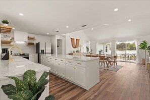 Fridge, microwave, oven, stovetop - Lakefront Luxury Rental (Brunswick)