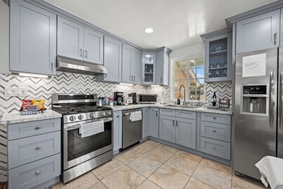 Coastal Home Near UCSB & Airport + Hot Tub, King Beds, Fast Wifi, Sleeps 6