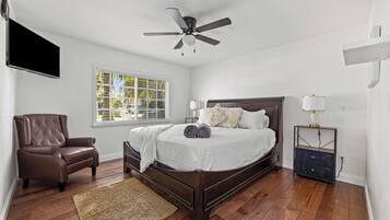 3 bedrooms, desk, iron/ironing board, free WiFi