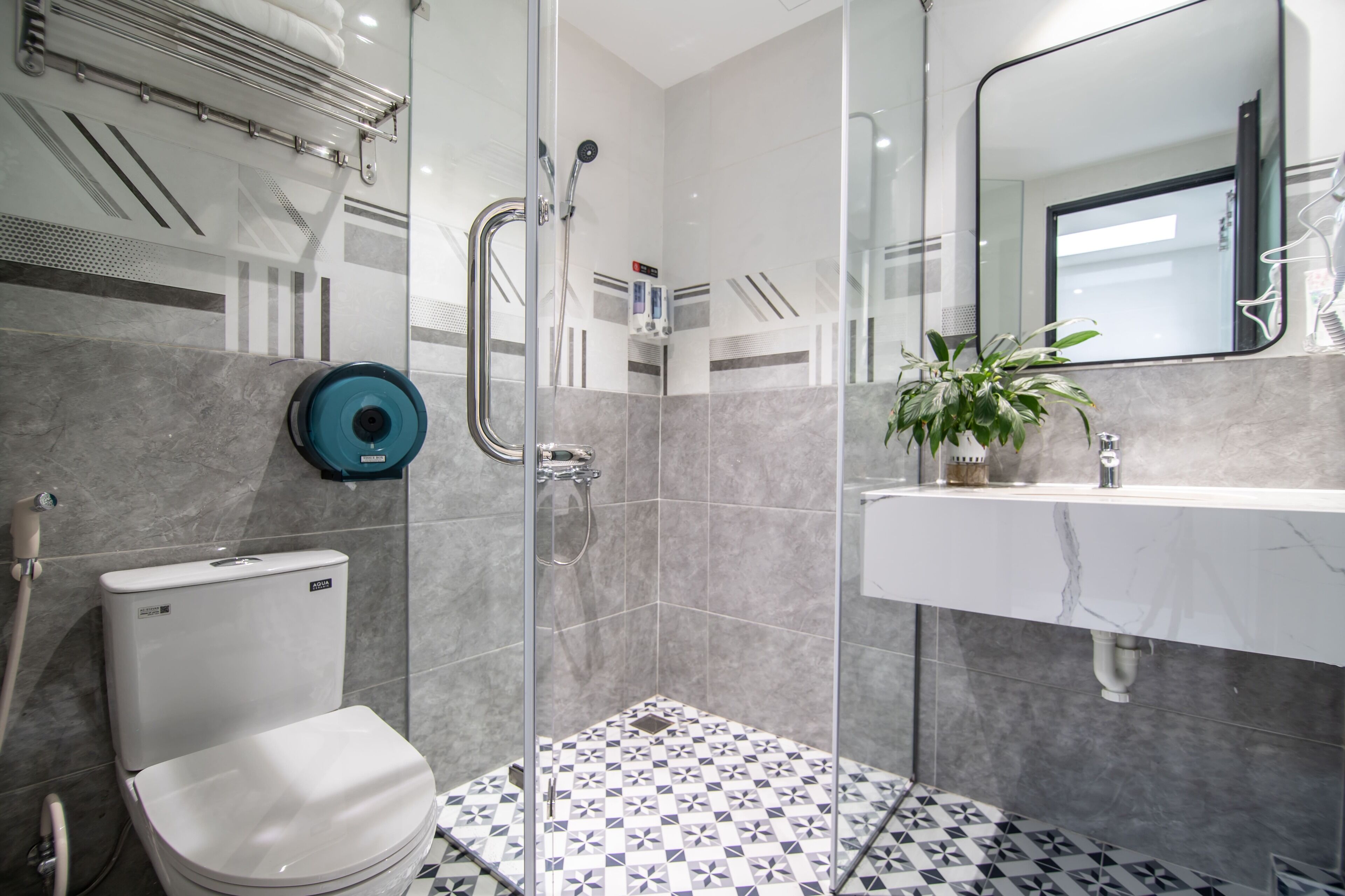 Deluxe Twin Room | Bathroom | Shower, hair dryer, towels, soap