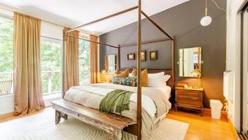 3 bedrooms, desk, iron/ironing board, travel crib