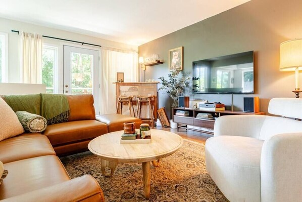 Smart TV, chimenea, libros