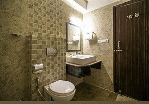 Suihku, hiustenkuivaaja, pyyhkeet, saippua