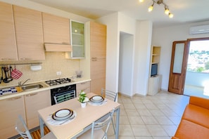Fridge, oven, stovetop, cookware/dishes/utensils