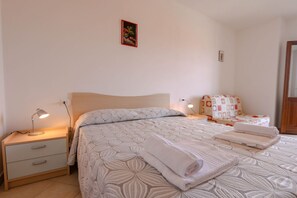 1 bedroom, bed sheets