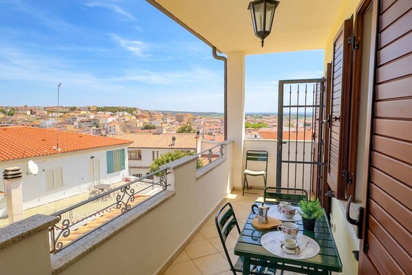 Outdoor dining - Aquaro Apartment with A/C (Orosei)