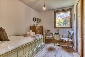 2 bedrooms, iron/ironing board, travel cot, WiFi