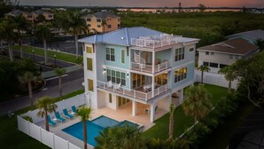 Unclassified image, 4 of 69, button - Luxurious 4BR pool home on Longboat Key steps to the beach - Longboat Dream (Longboat Key)