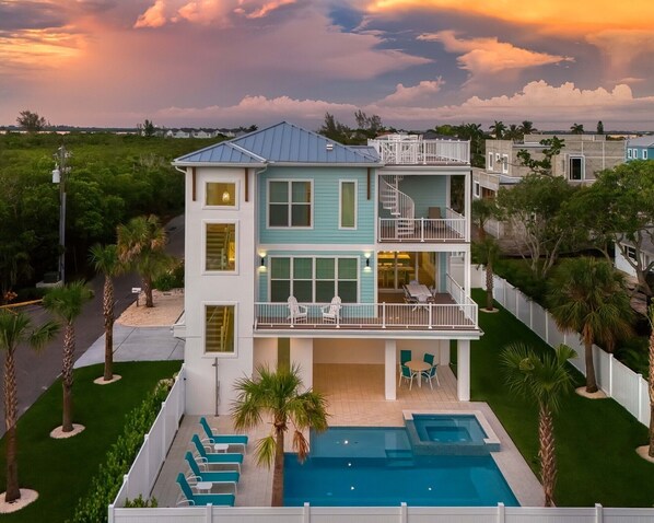 A heated pool - Luxurious 4BR pool home on Longboat Key | Steps to the beach - Longboat Dream (Longboat Key)