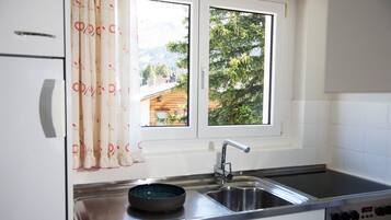 Jääkaappi, uuni, kahvin-/teenkeitin, vedenkeitin