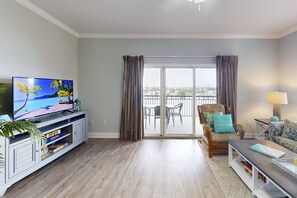 TV - Top floor condo with waterfront balcony. Easy beach access. Heated pool and hot tub. (Treasure Island)