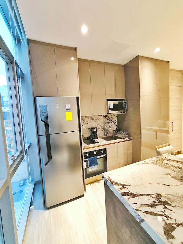 Full-sized fridge, microwave, coffee/tea maker, blender