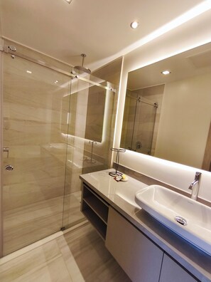 Shower, hair dryer, towels - New Coliving Ecuador Luxury Residences (Quito)