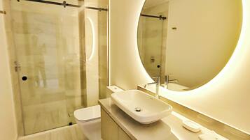 Dusch, hårtork och handdukar