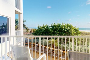 Property grounds - Beachfront condo at Sunset Vistas w/ heated pool, tiki bar, cafe, & gym. Sunset Views - Perfect! (Treasure Island)