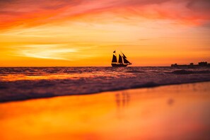 Un velero en aguas tranquilas durante el atardecer.