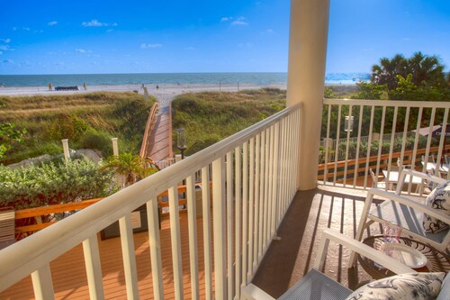 Beachfront condo at Sunset Vistas w/ heated pool, tiki bar, cafe, & gym. Sunset Views - Perfect!