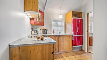 Fridge, oven, stovetop, coffee/tea maker