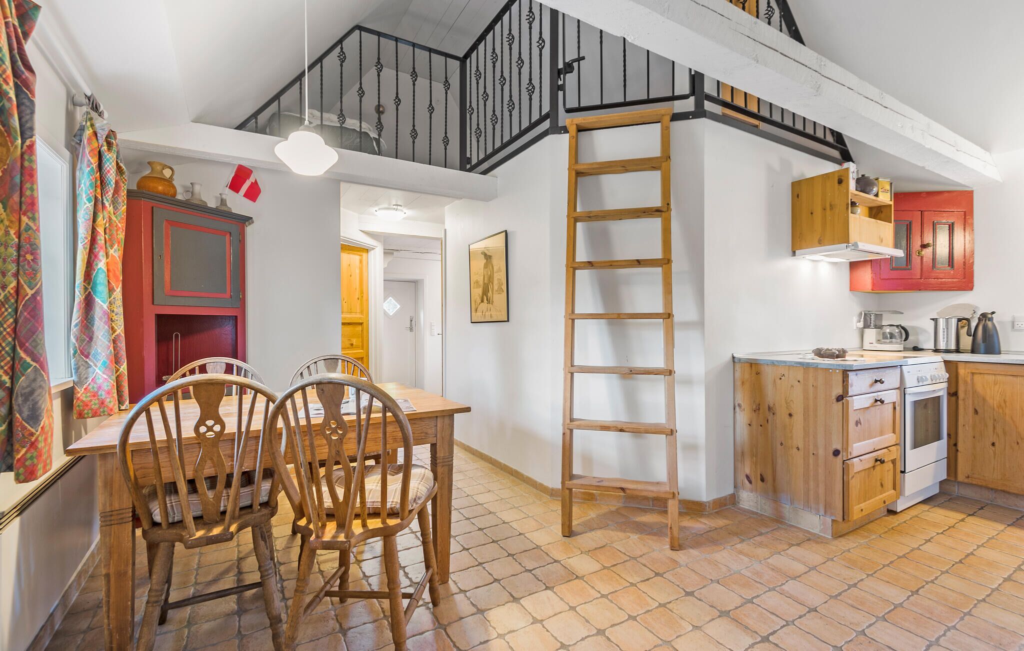 Køleskab, ovn, kogeplade, kaffe-/temaskine