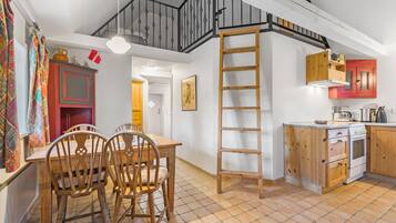 Køleskab, ovn, kogeplade, kaffe-/temaskine