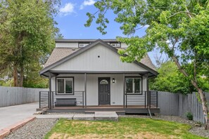 Exterior - Spacious 4BR Retreat w/ Private Hot Tub – Perfect for Groups! (Denver)