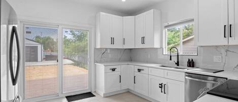 Four, plaque de cuisson, lave-vaisselle, cafetière/bouilloire