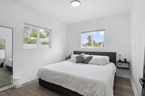 4 Schlafzimmer, Schreibtisch, Bügeleisen/Bügelbrett, Reisekinderbett