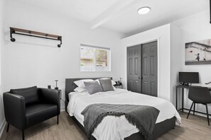 4 bedrooms, desk, iron/ironing board, travel cot - Spacious 4BR Retreat w/ Private Hot Tub – Perfect for Groups! (Denver)