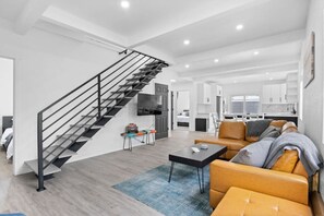 Smart TV, ping pong - Spacious 4BR Retreat w/ Private Hot Tub – Perfect for Groups! (Denver)