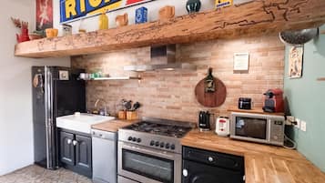 Een koelkast, een microgolfoven, een oven, een vaatwasser