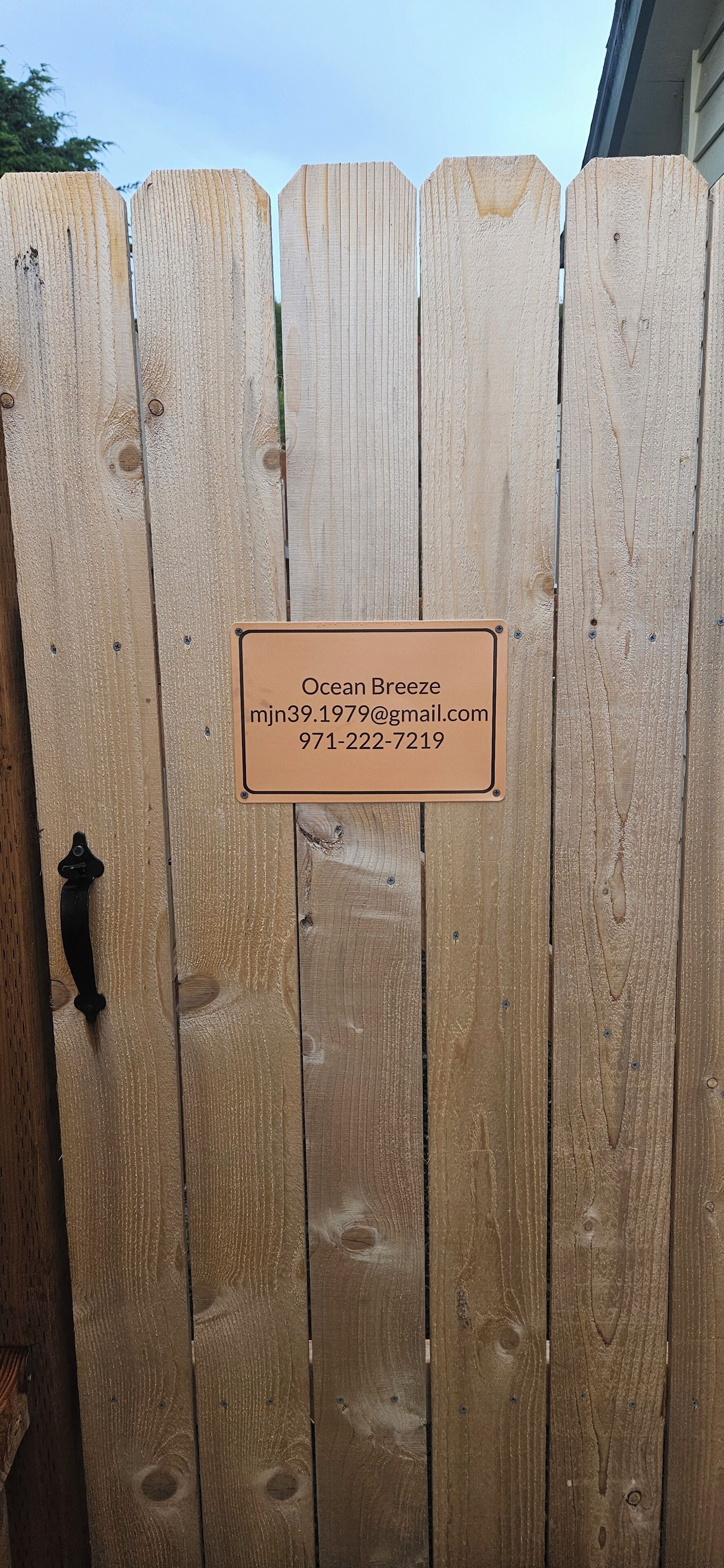 Ein Holzzaun mit einem Hinweisschild.