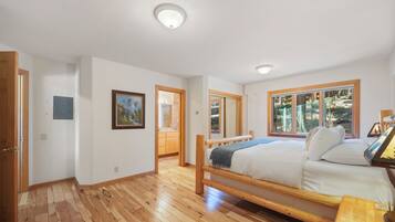 6 bedrooms, desk, iron/ironing board, free WiFi