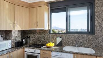 Een koelkast, een magnetron, een broodrooster