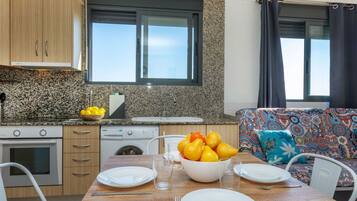 Een koelkast, een magnetron, een broodrooster