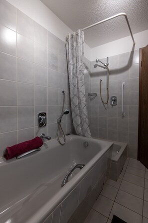 Douche, sèche-cheveux, serviettes fournies
