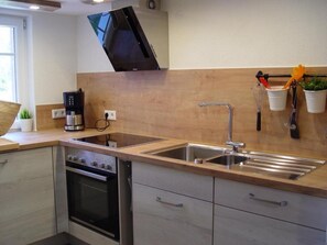 Fridge, oven, stovetop, dishwasher - Apartment 'Ferienhaus Kaline' with Private Terrace, Private Garden and Wi-Fi (Grebenhain)