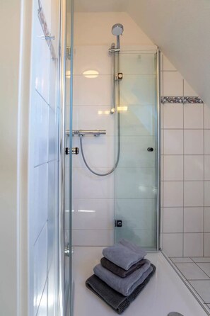 Douche, articles de toilette gratuits, sèche-cheveux