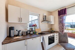 Frigorífico, horno, placa de cocina y lavavajillas