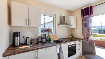 Fridge, oven, stovetop, dishwasher