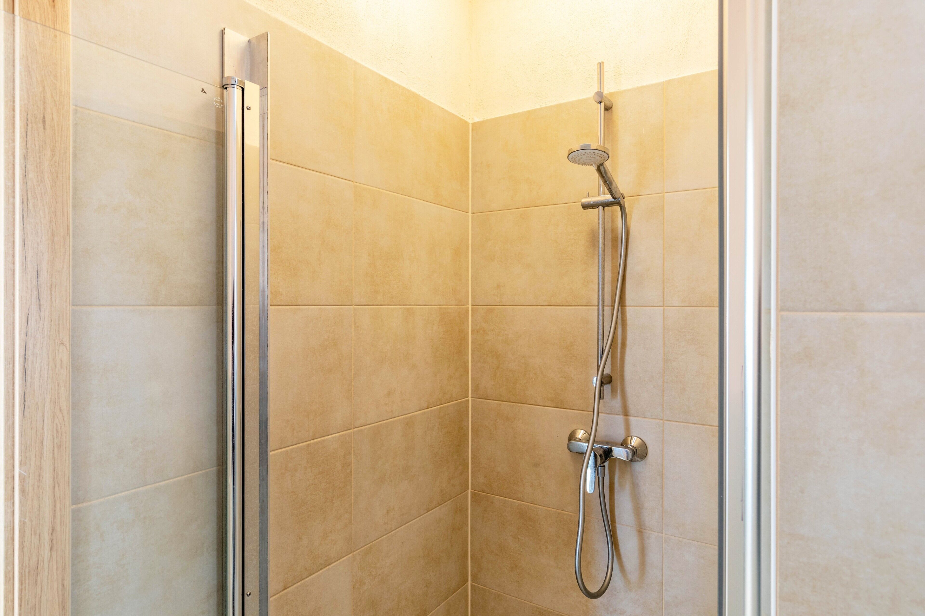Douche, sèche-cheveux, serviettes fournies