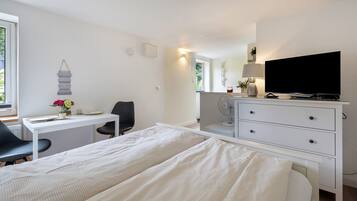 1 bedroom, desk, free WiFi, bed sheets