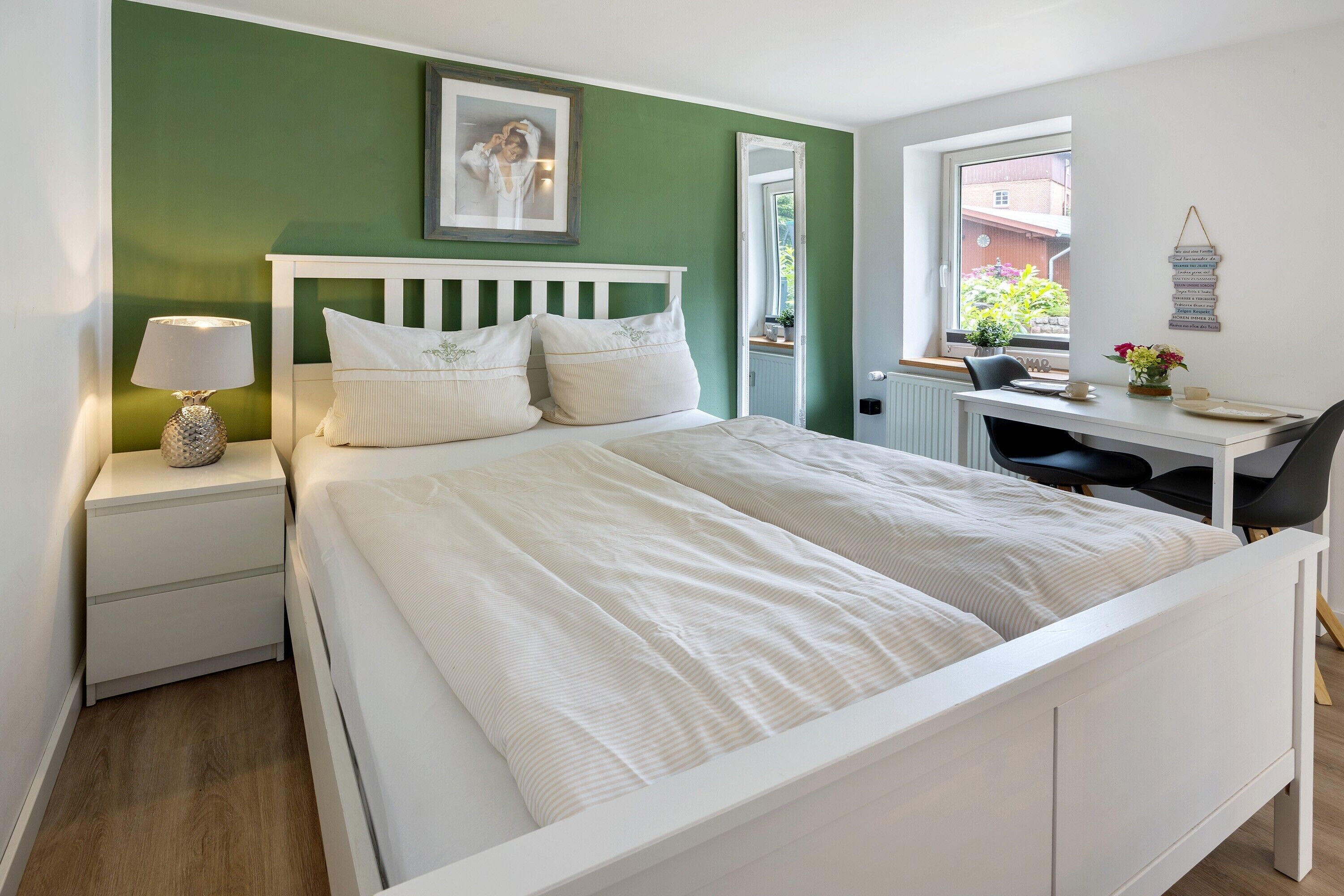 1 室のベッドルーム、デスク、WiFi (無料)、ベッドシーツ