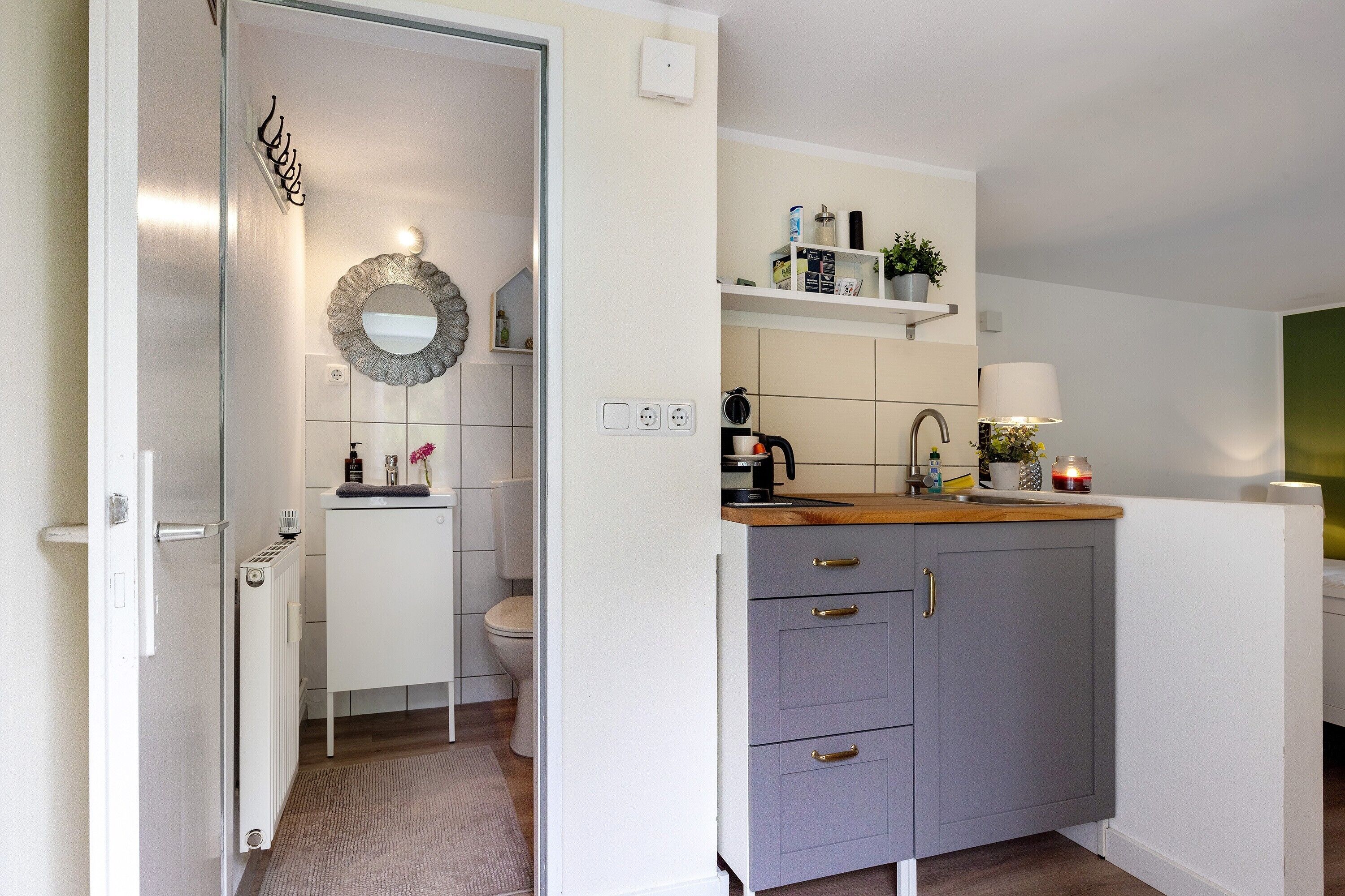 Fridge, stovetop, coffee/tea maker, electric kettle