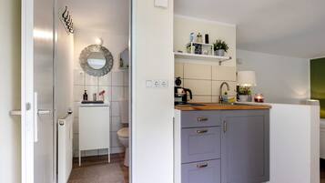 Fridge, stovetop, coffee/tea maker, electric kettle