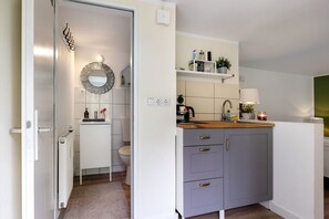 Refrigerador, placa de cocina, cafetera/tetera, tetera/pava eléctrica