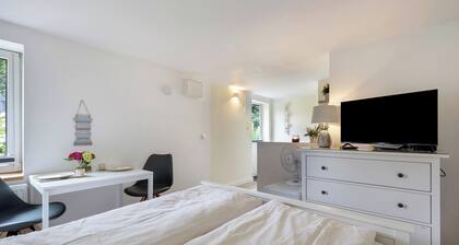 Apartment 'Idyllisches Zimmer Im Grünen' with Private Garden and Wi-Fi