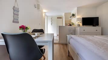 1 bedroom, desk, free WiFi, bed sheets