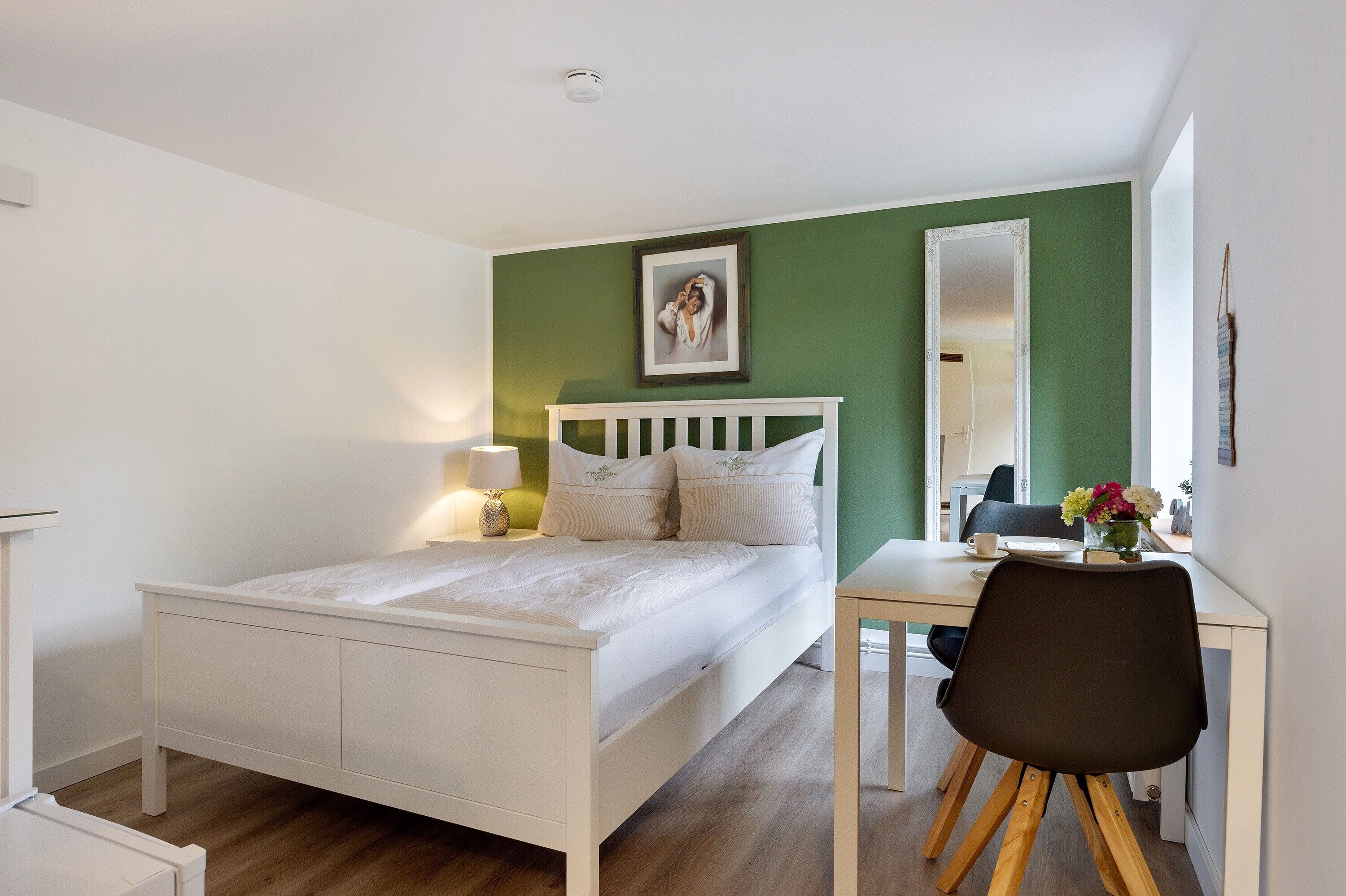 1 室のベッドルーム、デスク、WiFi (無料)、ベッドシーツ