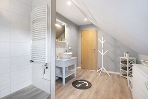 Chuveiro, secador de cabelo, toalhas de banho 